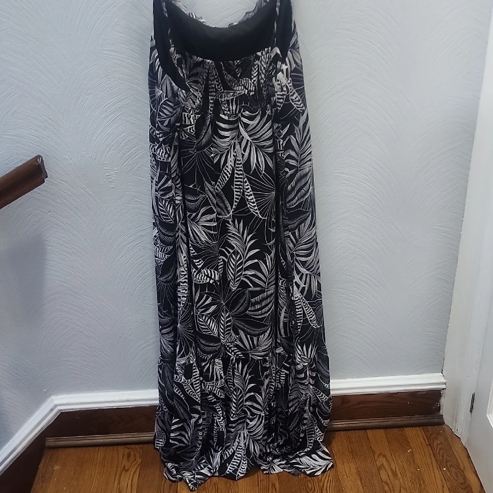 Banana Republic Black and White Leaf Print Maxi Dress - Picture 5 of 5